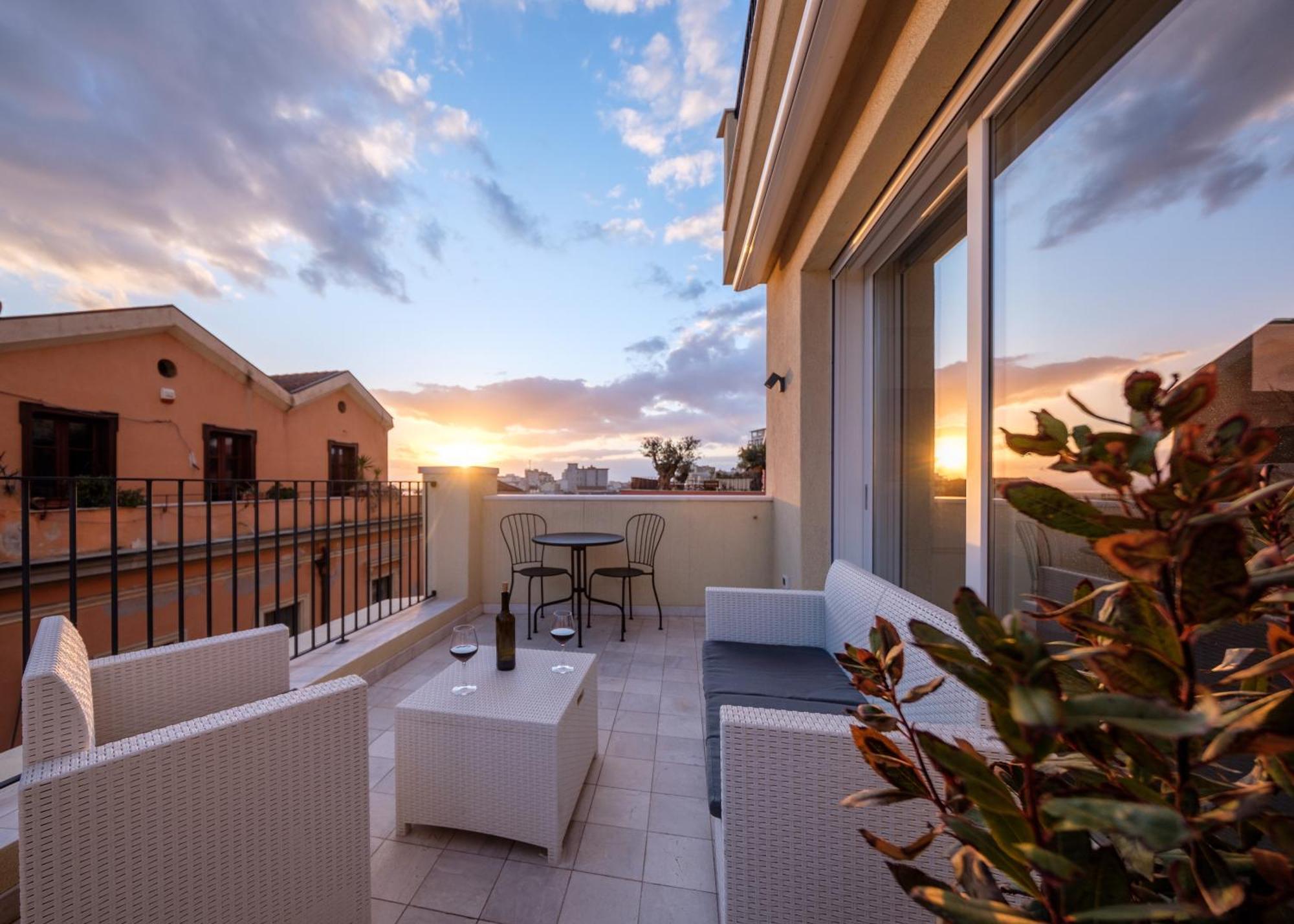 Luxury Suite La Terrazza In Pieno Centro In Cagliari Exterior photo